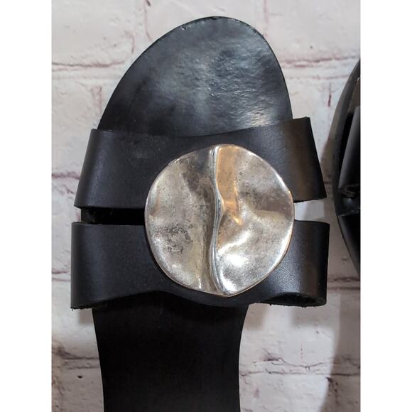Vince Camuto Black Leather Handmade in Greece Sandals Silver Medallion Sz 9/40 - Picture 3 of 9